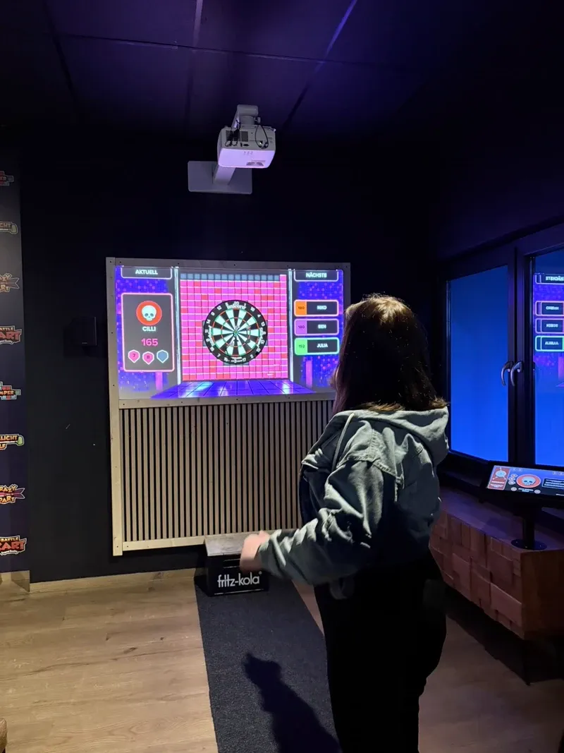 Dart spielen mit digitalem Display im Killer-Modus